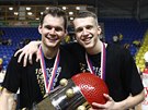 Jaromír Bohaík (vlevo) a Martin Kolá oslavili s Nymburkem eský titul.