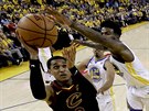 Jordan Clarkson (vlevo) z Clevelandu blokovaný Jordanem Bellem z Golden State.