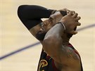 LeBron James z Clevelandu proívá zklamání v prvním finále NBA.