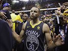 Stephen Curry z Golden State pijímá gratulace k vítzství ve druhém finále NBA.