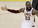 LeBron James z Clevelandu se diví bhem druhého finále NBA.