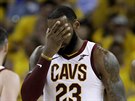 LeBron James z Clevelandu se drí za obliej bhem druhého finále NBA.