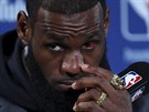 LeBron James z Clevelandu odhalil bhem tiskové konference své krvavé oko.