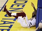 LeBron James z Clevelandu padl pod ko bhem druhého finále NBA.