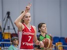 eská basketbalistka Kristýna Brabencová hlásí signál.