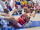 Česká basketbalistka Dana Kušlitová padá na palubovku v duelu s Chorvatskem.