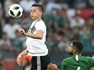 Julian Draxler (vlevo) z Nmecka a Mohammed Al-Breik ze Saúdské Arábie