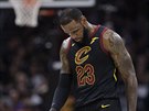 LeBron James z Clevelandu reaguje na vývoj tvrtého finále NBA.