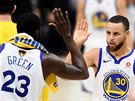 Draymond Green a Stephen Curry z Golden State oslavují bhem tvrtého finále...