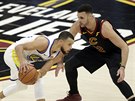 Stephen Curry (vlevo) z Golden State se snaí obejít Larryho Nance Jr. z...