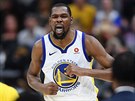 Kevin Durant z Golden State oslavuje svou úspnou finálovou akci.