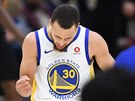 Stephen Curry z Golden State oslavuje svou úspnou finálovou akci.