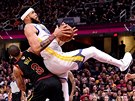 JaVale McGee (v bílém) z Golden State padá v souboji o mí s Georgem Hillem z...