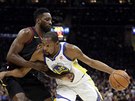 Kevin Durant (vpravo) z Golden State se tlaí kolem Jeffa Greena z Clevelandu.