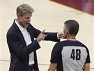 Steve Kerr, trenér Golden State, debatuje s rozhodím Scottem Fosterem.