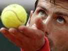Srbský tenista Novak Djokovi servíruje ve tetím kole Roland Garros.