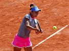Rumunská tenistka Mihaela Buzarnescuová odehrává míček ve čtvrtém kole Roland...