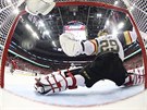 Washingtonský bek Michal Kempný pekonává ve tvrtém finále Stanley Cupu...