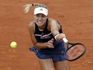 Nmecká tenistka Angelique Kerberová servíruje bhem tvrtfinále Roland Garros.