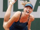 Ruská tenistka Maria arapovová servíruje ve tvrtfinále Roland Garros, v nm...