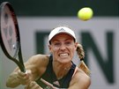 Nmecká tenistka Angelique Kerberová hraje forhendem ve tvrtfinále Roland...