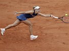 Nmka Angelique Kerberová se natahuje po míku ve tvrtfinále Roland Garros.