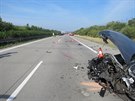 Na dálnici D11 u obce Klamo na Hradecku se eln stetla dv osobní auta.