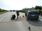Na dálnici D11 u obce Klamo na Hradecku se eln stetla dv osobní auta.