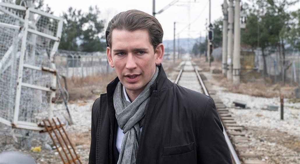 Sebastian Kurz na �ecko-makedonské hranici, kudy v roce 2015 proudily do Evropy...