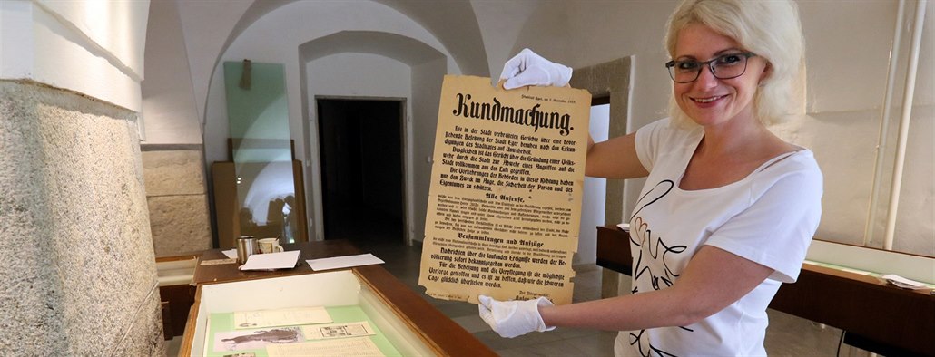 Kurátorka výstavy Jana Kolouchová ukazuje vyhlá�ku, kterou 2. listopadu 1918...