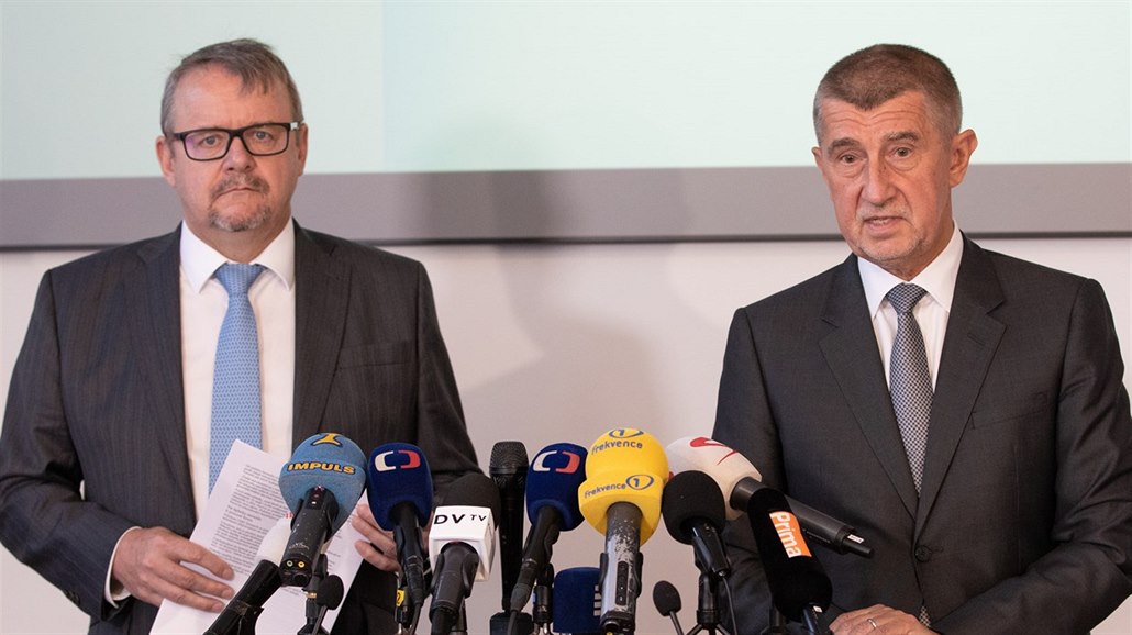 Ministr dopravy Dan �ok (vlevo) a premiér Andrej Babi� na tiskové konferenci na...
