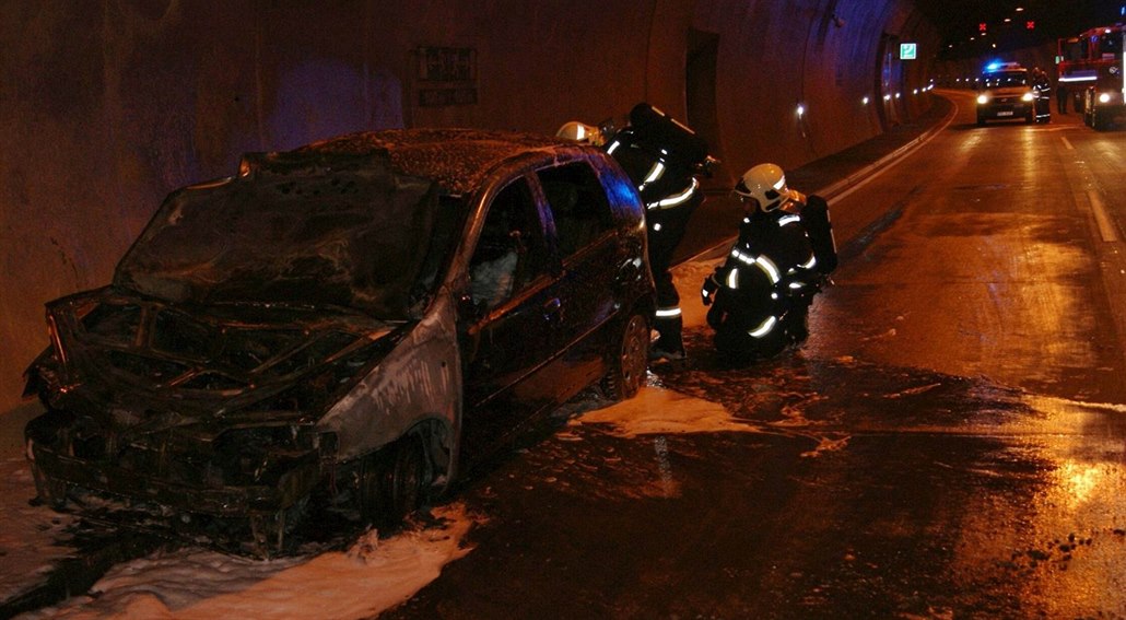 Zásah u hořícího auta v tunelu Panenská na D8 (4. června 2018)