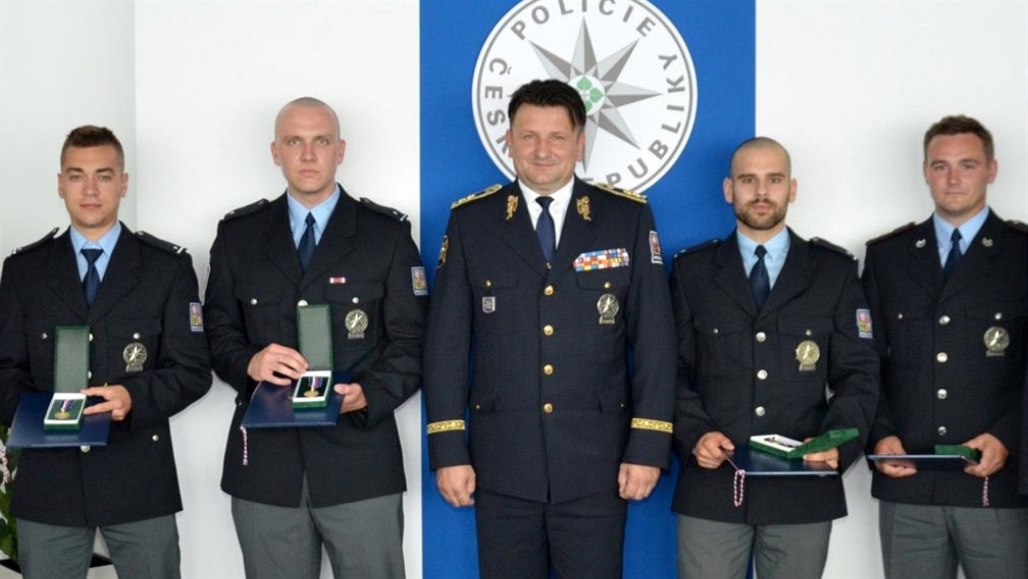 Vyznamenaní ústečtí policisté s policejním prezidentem (uprostřed).