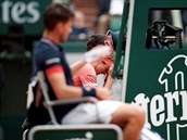 Německý tenista Alexander Zverev se nechává ošetřovat ve čtvrtfinále Roland...