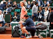 Německý tenista Alexander Zverev se nechává ošetřovat ve čtvrtfinále Roland...