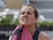 Barbora Strýcová používá ručník během čtvrtého kola Roland Garros.