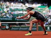 Španělka Garbiňe Muguruzaová returnuje v semifinále Roland Garros.