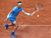Rafael Nadal dobíhá míček v semifinále Roland Garros.