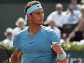 Rafael Nadal slaví povedenou výměnu v semifinále Roland Garros.