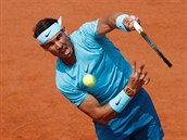 Španělský tenista Rafael Nadal servíruje ve čtvrtfinále Roland Garros.