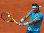 Španělský tenista Rafael Nadal hraje bekhendem ve čtvrtfinále Roland Garros, ve...