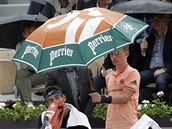 Argentinský tenista Juan Martín Del Potro je chráněn před deštěm při...