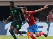 SOUBOJ DESTEK. Nigerijsk kapitn John Obi-Mikel a Josef Hubauer z eska se...