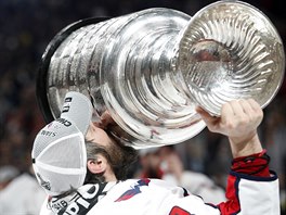 Kapitn Washingtonu Alexandr Ovekin se Stanley Cupem.