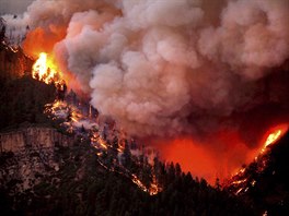 INFERNO. Rozsáhlý lesní požár spaluje oblast Hermosa Cliffs v americkém státě...
