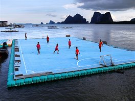 MAČ NA VODĚ. Děti hrají fotbal na plující plošině u rybářské vesnice Ko Panyi v...