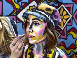 BAREVNÁ MASKA. Americká umělkyně Alexa Meadová maluje na obličej modelky v...