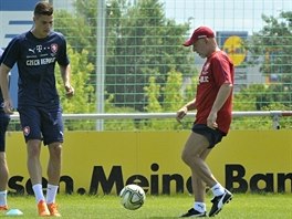 Patrik Schick (vlevo) a kou Karel Jarolm na trninku fotbalov reprezentace...