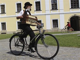 Stanislav a Marie Klíglovi si oblíbili historické bicykly. S hrací skříňkou...