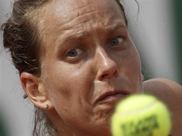 esk tenistka Barbora Strcov bhem osmifinle Roland Garros.